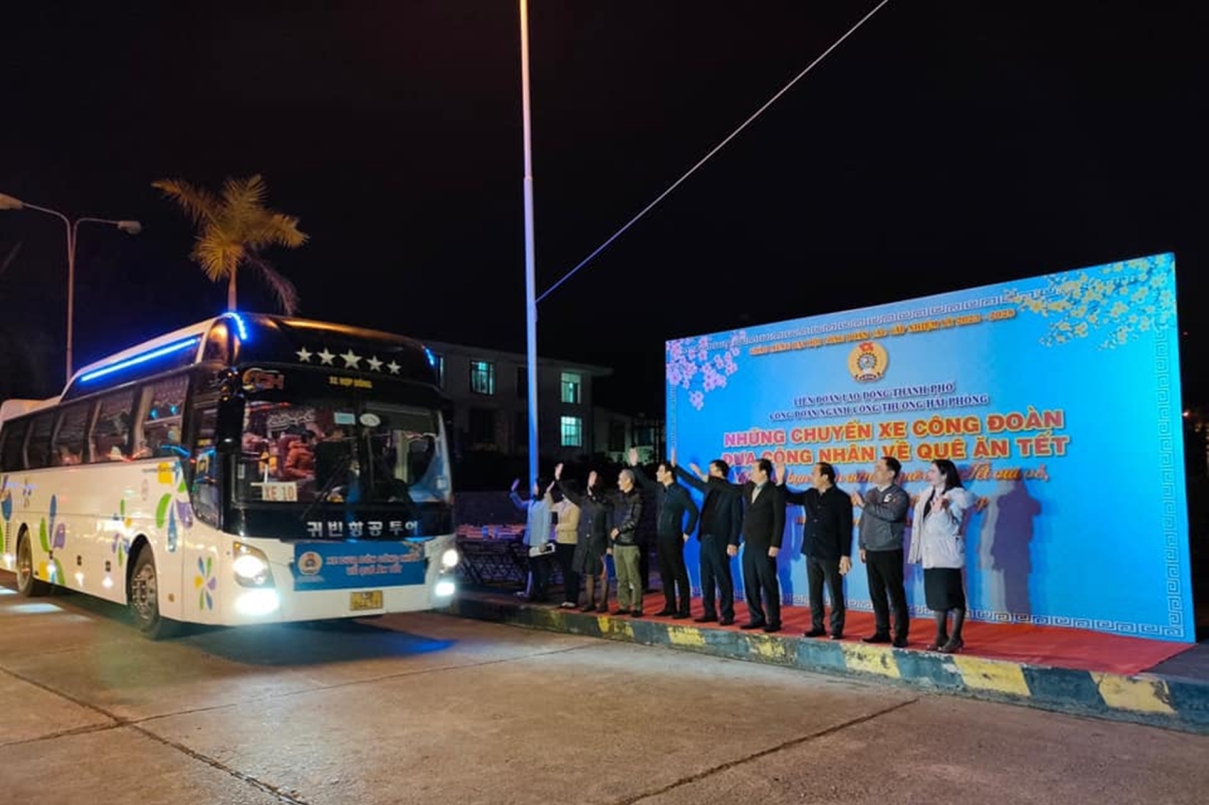 Những chuyến xe công đoàn đưa công nhân về quê đón Tết